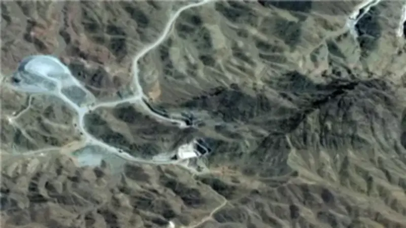 صور فضائية تكشف إغلاق إيران لمداخل منشأة أصفهان النووية تحت الأرض