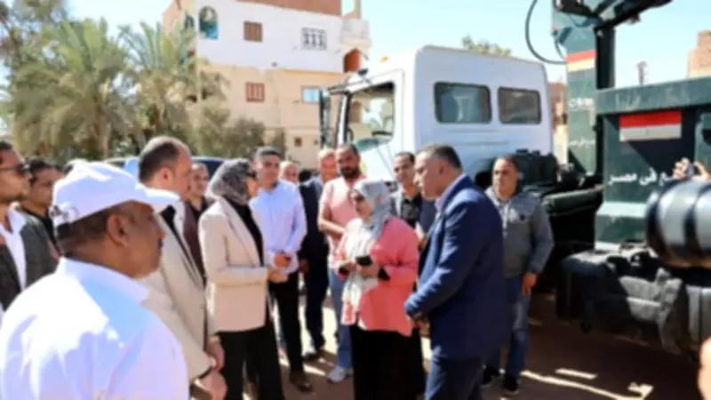 محافظ الوادي الجديد تتفقد محطة رفع الصرف الصحي بقرية المعصرة لتحسين الخدمات