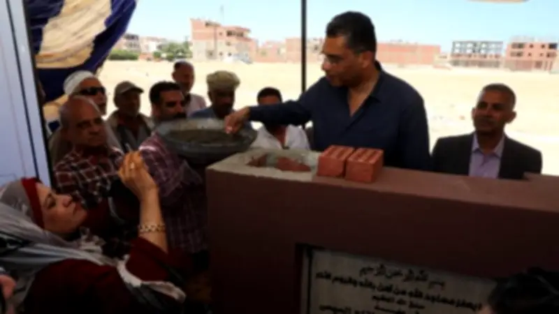 محافظ البحر الأحمر يضع حجر أساس مركز بدر الإسلامي بالقصير بالجهود الذاتية