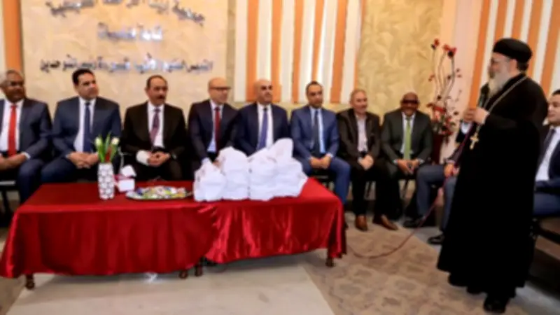 محافظ سوهاج يشارك أطفال «بيت الرحمة» المسيحية فرحتهم بعيد القيامة المجيد