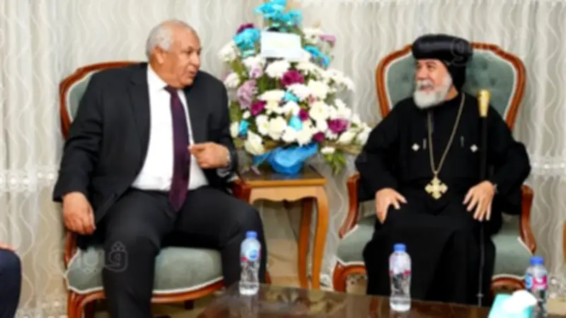 محافظ مطروح يهنئ الأنبا كاراس بعيد القيامة في كنيسة الشهيدين بمرسى مطروح