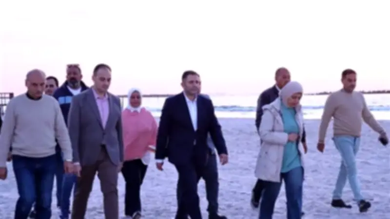 محافظ دمياط يشدد الرقابة على شواطئ رأس البر لمنع نزول البحر مع استمرار التجهيزات