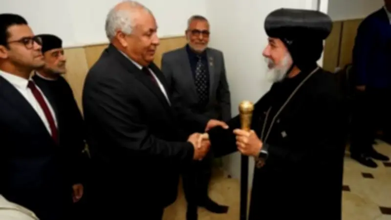 محافظ مطروح يهنئ الأنبا كاراس بعيد القيامة: فرصة لتعزيز قيم المحبة والسلام