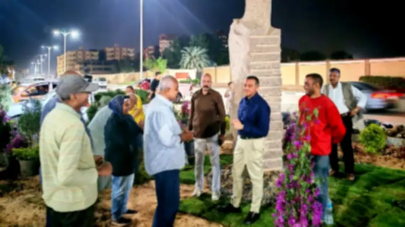 محافظ أسوان يتفقد أعمال التطوير والتجميل في ميادين طريق السادات الحيوي