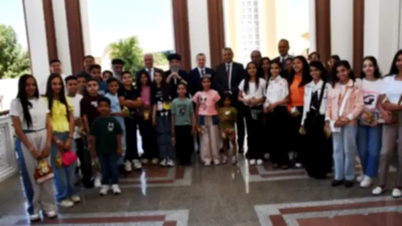 محافظ أسوان يوزع هدايا عيد القيامة على الأطفال في الكنائس ويؤكد على روح التلاحم الوطني