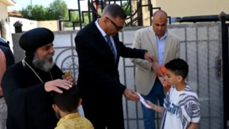 محافظ جنوب سيناء يوزع العيديات على الأطفال في كنيسة شرم الشيخ في لمسة إنسانية