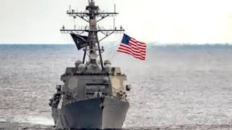 إيران تهدد المدمرات الأمريكية في مضيق هرمز عبر تسجيل صوتي مباشر