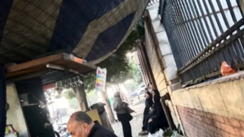 تجمع حزين لأسرة سيدة الإسكندرية أمام مشرحة كوم الدكة لاستلام الجثمان