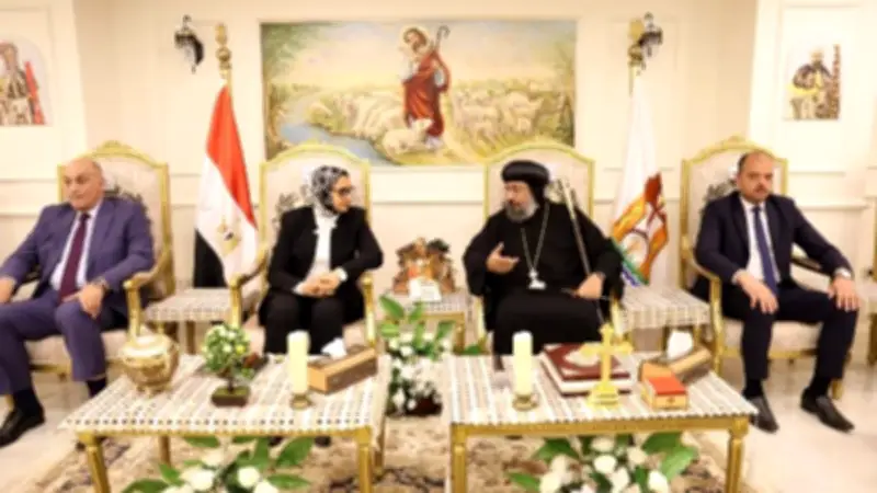 محافظ الوادي الجديد يهنئ الأنبا أرسانيوس والأقباط بعيد القيامة المجيد في زيارة لكنيسة الخارجة