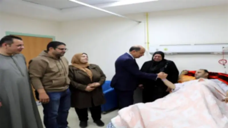 محافظ المنيا يزور النائب علي شرموخ في المستشفى للاطمئنان على صحته بعد عملية جراحية