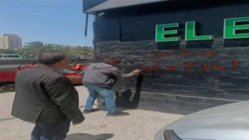 حملة مكبرة بمصر القديمة تغلق وتشمع معارض بكورنيش النيل لانعدام التراخيص