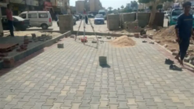 استمرار أعمال التطوير والرصف في المناطق الحيوية بالإسماعيلية ضمن الخطة الاستثمارية