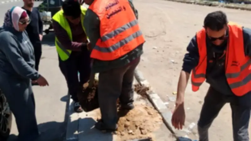 جهاز التطوير بالإسماعيلية يستجيب للشكاوى ويقضي على بؤرة قمامة بأرض الفروسية