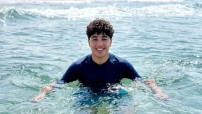 أهالي المنوفية يستغيثون لانتشال جثمان طالب صيدلي غرق في بحر الريسة بالعريش