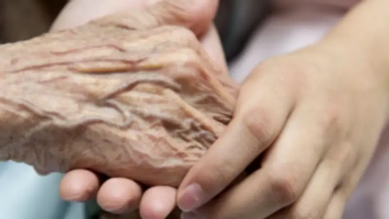 تفسير رؤية الرجل العجوز في المنام: دلالات الحكمة والمال والصحة