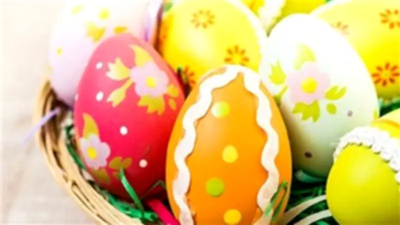 هل البيض الملون يسبب السرطان؟ أخصائي تغذية يوضح الحقائق العلمية