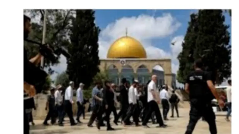 مستوطنون يقتحمون باحات المسجد الأقصى بحراسة شرطة الاحتلال الإسرائيلي