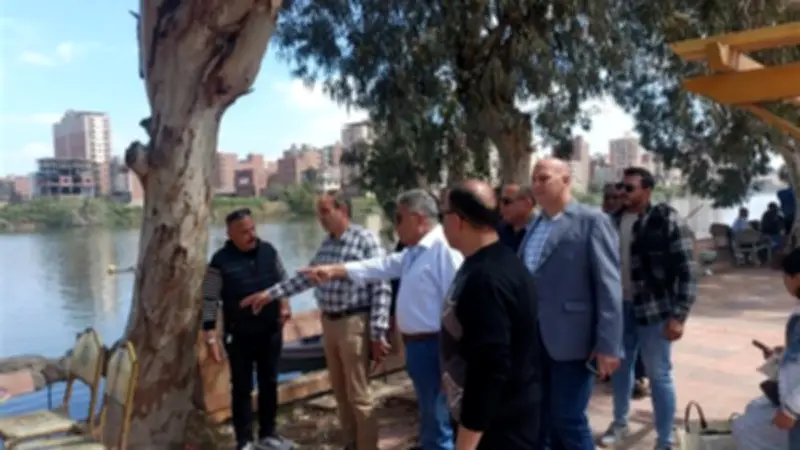 محافظ الدقهلية يتفقد نظافة شوارع المنصورة وحديقة شجرة الدر استعداداً لشم النسيم