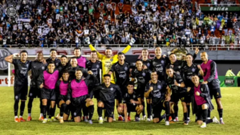 هدف كوميدي في دوري باراجواي: وجه المهاجم يسجل بعد ارتداد الكرة من الحارس