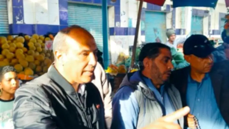 رئيس مرسى مطروح يتفقد السوق العمومي ويشدد على إعلان الأسعار ورفع الإشغالات المخالفة