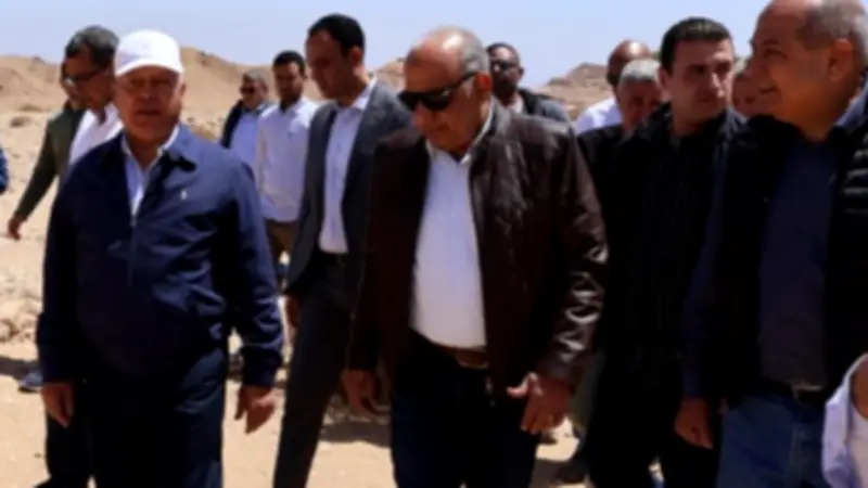 وزيرا النقل والكهرباء يتفقدان جبل الجلالة لبدء مشروع طاقة الرياح العملاق