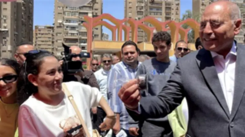 محافظ القاهرة يشارك في احتفالات شم النسيم ويوزع وجبات بيض على المواطنين
