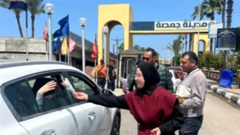 استقبال بالورود والشوكولاتة.. أجواء احتفالية تزين جمصة في شم النسيم