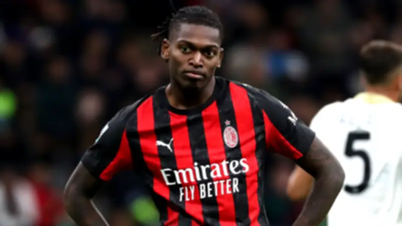 ميلان يدرس بيع رافائيل لياو بعد تراجع أدائه وتجميد مفاوضات التجديد