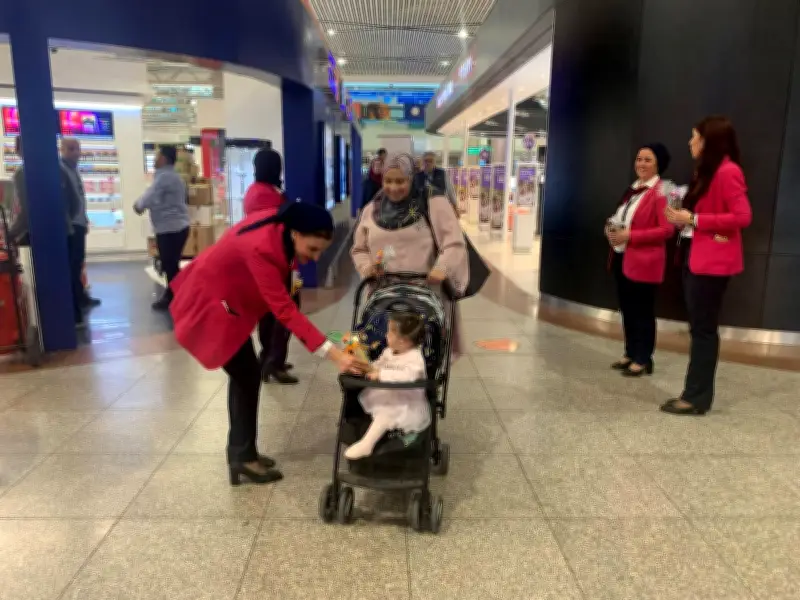 مطار القاهرة يحتفي بأعياد الربيع بتوزيع الورود والشيكولاتة على الركاب