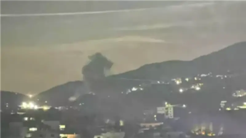 غارة إسرائيلية على دير أنطار جنوب لبنان ورد حزب الله بقصف عكا وأهداف عسكرية