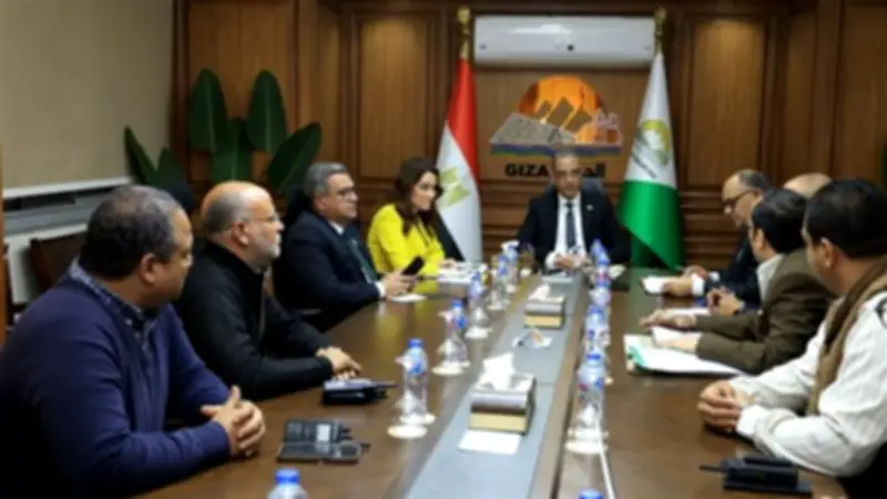 محافظ الجيزة يوجه بتكثيف حملات طرق الأبواب لتنظيم المحال ورفع الإشغالات