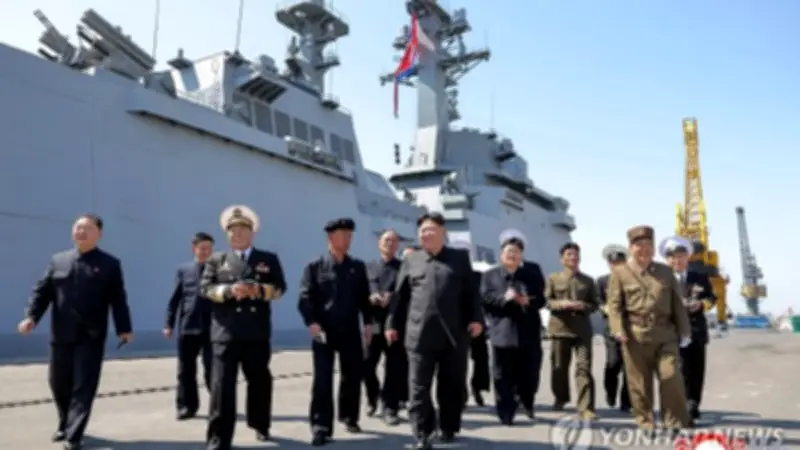 كيم جونج-أون يشرف على تجربة إطلاق صواريخ كروز من المدمرة تشوي هيون لتعزيز الردع النووي