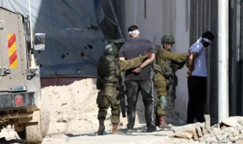 قوات الاحتلال تعتقل فلسطينيين في بلدة العيزرية شرق القدس