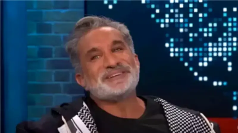 إسرائيل تدرج باسم يوسف وتاكر كارلسون في قائمة سوداء لأعداء السامية