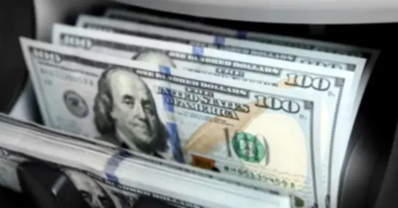 الدولار يتجه نحو الارتفاع وسط مخاوف من تضييق هرمز في قلب المشهد المالي