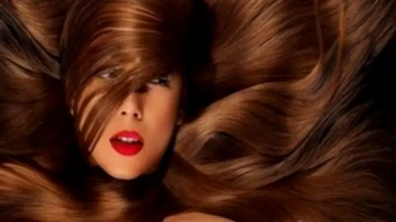 تفسير حلم الشعر الطويل للمتزوجة: دلالات على طول العمر وزيادة الرزق