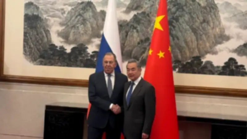 وزير الخارجية الروسي لافروف يلتقي نظيره الصيني وانج يي في بكين لمناقشة أوكرانيا والشرق الأوسط