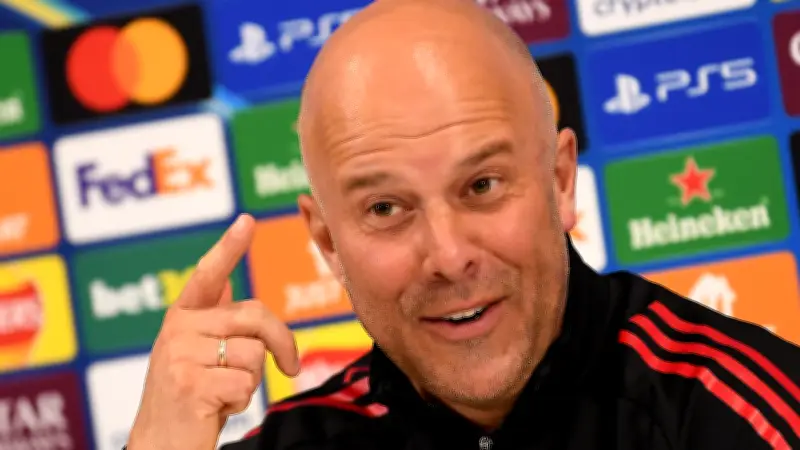 سلوت يتحدى إنريكي قبل مواجهة ليفربول وباريس سان جيرمان في دوري الأبطال