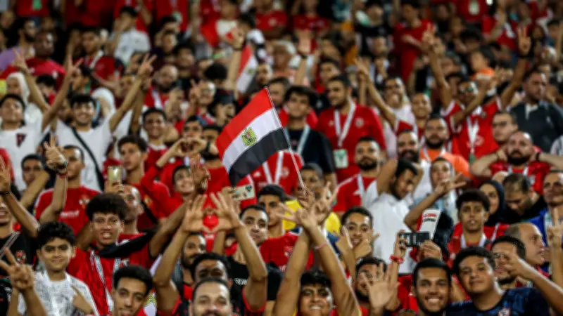 لقطة طريفة: قبلة أحمد أمين أوفا للحكم تثير تفاعلاً في مباراة البنك الأهلي والمقاولون العرب