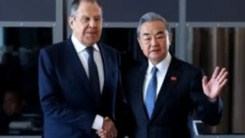 وزيرا خارجية الصين وروسيا يناقشان الأزمات الدولية والتحالف الاستراتيجي