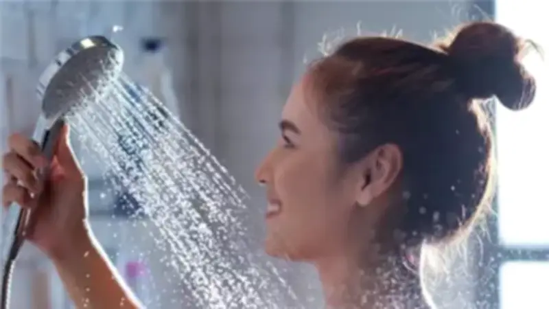 تفسير حلم الاستحمام في المنام: دلالات الطهارة والتوبة والتجدد النفسي