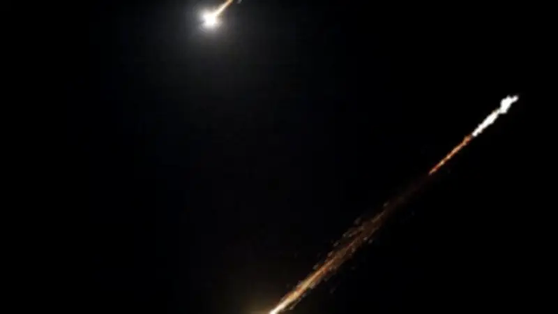 صحيفة بريطانية تكشف استخدام إيران لقمر تجسس صيني لاستهداف قواعد أمريكية