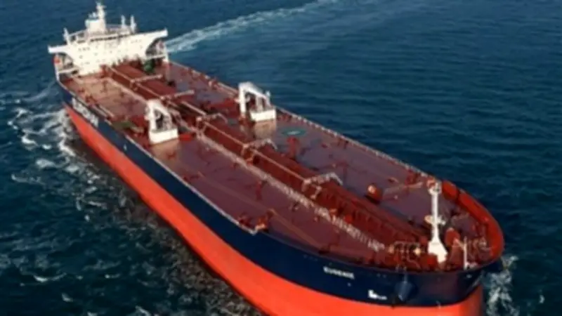 ناقلة نفط إيرانية عملاقة تتحدى العقوبات الأمريكية وتدخل المياه الإقليمية لطهران