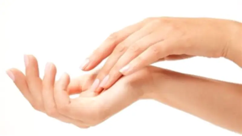 أسرار الحفاظ على نعومة اليدين رغم استخدام المنظفات اليومية