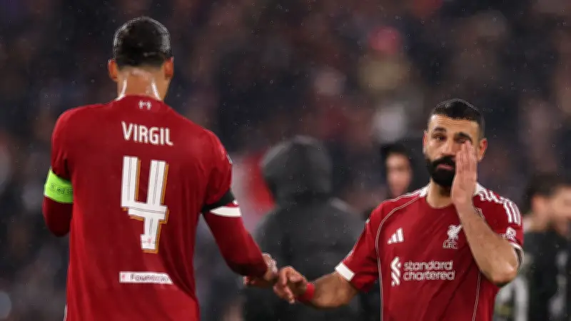 أخطاء سلوت تدفع ليفربول نحو الهاوية.. وتجاهل صلاح يثير الجدل