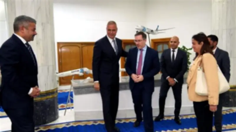 رئيس مصر للطيران يبحث مع السفير البريطاني تعزيز التعاون في تحديث الأسطول والحركة الجوية