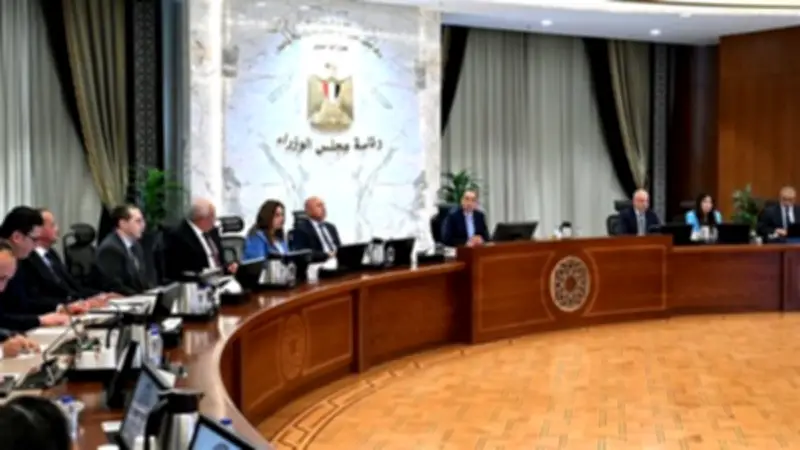 رئيس الوزراء يستعرض تقدم مشروعي رأس وشمس الحكمة بالساحل الشمالي في اجتماع موسع