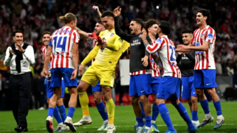 أتلتيكو مدريد يشن حملة سخرية واسعة من برشلونة بعد إقصائه من دوري الأبطال