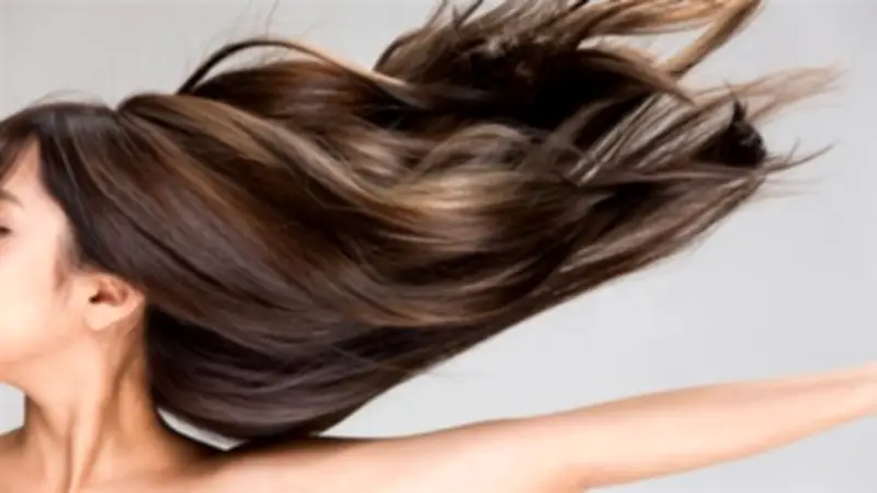 وصفة طبيعية سحرية للحصول على شعر انسيابي ولامع بلمسة من الزيوت والعسل