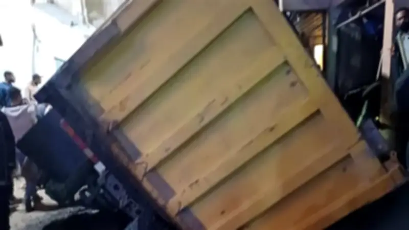 انهيار أرضي يسبب انقلاب سيارة أسفلت وإصابة شخص في حي العجمي بالإسكندرية